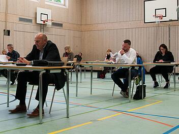 Mit Abstand und Anspannung in der Turnhalle der Grundschule fühlte man sich bei der konstituierenden Sitzung des Gemeinderats Untermerzbach am Montag an die eigene Abschlussprüfung erinnert. Die neuen Gemeinderäte stecken mit der Corona-Pandemie und ihren Folgen bereits mitten in der ersten Prüfung: In den nächsten Jahren wird die Gemeinde voraussichtlich finanziell schlechter da stehen als bisher. Pia Bayer