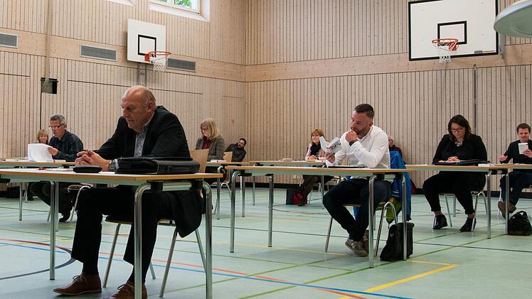 Mit Abstand und Anspannung in der Turnhalle der Grundschule fühlte man sich bei der konstituierenden Sitzung des Gemeinderats Untermerzbach am Montag an die eigene Abschlussprüfung erinnert. Die neuen Gemeinderäte stecken mit der Corona-Pandemie und ihren Folgen bereits mitten in der ersten Prüfung: In den nächsten Jahren wird die Gemeinde voraussichtlich finanziell schlechter da stehen als bisher. Pia Bayer