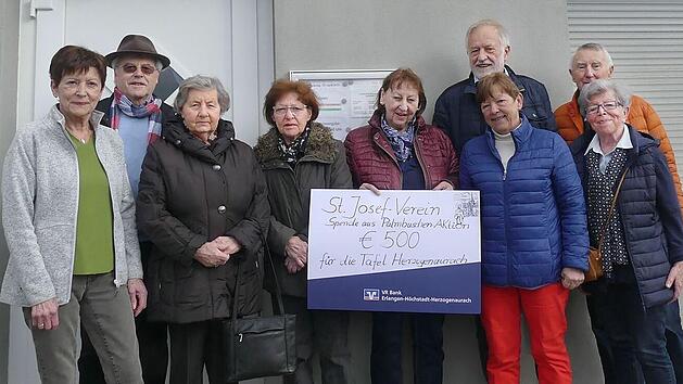 Helga Kirsch (Teamleiterin Tafel), Andreas Kern (Vorsitzender Josefsverein), Anneliese Winkelmann, Ingrid Schuler, Waltraud Bohn, Johann Strigl (Kassenwart Josefsverein), Renate Frötsch, Willy und Betty Gahabka (von links) freuen sich über die Sp...