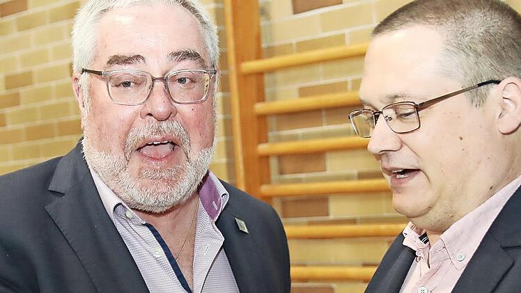 Vorsitzender Jens Zech (rechts) ernannte Achim Brückner zum Ehrenvorsitzenden.