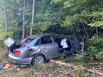 Am Spiegelteich in Marktleugast: Auto landet in Graben
