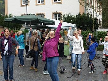 Flashmob beim Genussfest, auch Lea Gulich (links) und Karina Rüger (vorne) sind voll dabei.