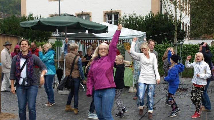 Flashmob beim Genussfest, auch Lea Gulich (links) und Karina Rüger (vorne) sind voll dabei.