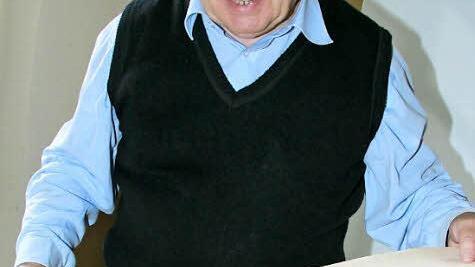 Stadtarchivar Klaus-Dieter Guhling präsentiert das älteste Plakat im Stadtarchiv. Es stammt aus dem Jahr 1928.