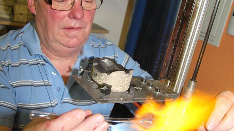 Die Glasrohlinge gibt es in verschiedenen Größen - daraus werden dann Glaskugeln oder andere Figuren geblasen.