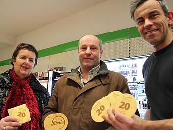 Anneliese Albert und Robert Bauer (Mitte) haben Arno Reuscher gerne mit einem Klein-Darlehen bei der Einrichtung seines Drogeriemarktes unterstützt. Es sind Wertgutscheine, die sie jetzt wieder einlösen können.  Foto: Heike Beudert