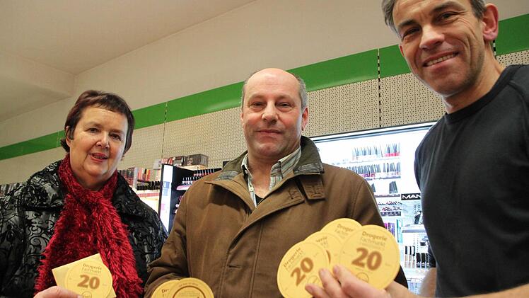 Anneliese Albert und Robert Bauer (Mitte) haben Arno Reuscher gerne mit einem Klein-Darlehen bei der Einrichtung seines Drogeriemarktes unterstützt. Es sind Wertgutscheine, die sie jetzt wieder einlösen können.  Foto: Heike Beudert