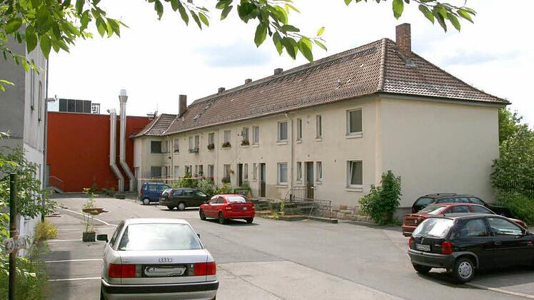 Das Archivbild zeigt das 2007 abgerissene Haus zum Hahnweg hin.
