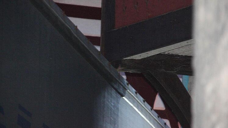 Das Eck des Balkons hätte es fast erwischt, doch der Sattelauflieger konnte ein paar Zentimeter abgesenkt werden.  Foto: Friedwald Schedel