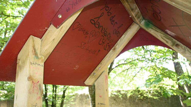 Leider sind viele Spielgeräte beschmiert. Foto: Ralf Ruppert