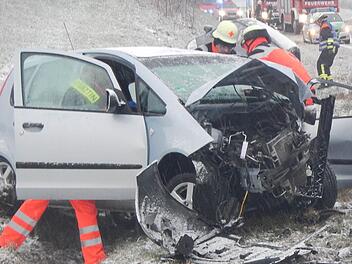 Völlig demoliert wurde der Mitsubishi bei dem Unfall nahe Königsberg. der 62-jährige Fahrer erlitt schwere Verletzungen.