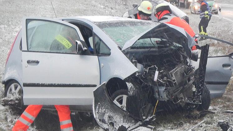 Völlig demoliert wurde der Mitsubishi bei dem Unfall nahe Königsberg. der 62-jährige Fahrer erlitt schwere Verletzungen.
