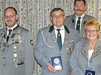 Vorsitzender Manfred Huhs (von links) dekoriert den Herbstkönig Oliver Kutnar mit der Königskette. Mit im Bild das Meisterteam der Aufgelegt A-Klasse 1 und Aufsteiger in die Gauklasse Arnold Stäsche, Schützenmeister Egon Barth, Gisela Schneider und Norbert Volk. Foto: Klaus-Peter Wulf