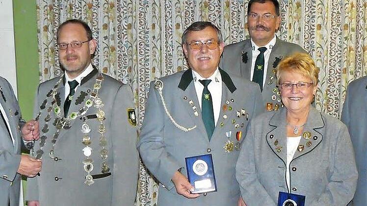 Vorsitzender Manfred Huhs (von links) dekoriert den Herbstkönig Oliver Kutnar mit der Königskette. Mit im Bild das Meisterteam der Aufgelegt A-Klasse 1 und Aufsteiger in die Gauklasse Arnold Stäsche, Schützenmeister Egon Barth, Gisela Schneider und Norbert Volk. Foto: Klaus-Peter Wulf