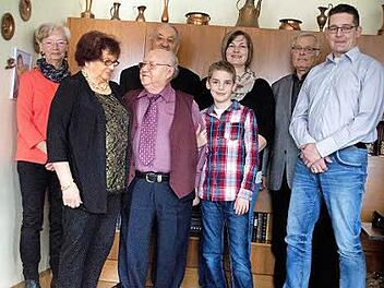 Auf dem Bild von links hinten: Marlis Thiele (Blumen- und Gartenfreunde), Monsignore Gerhard Hellgeth, Enkelin Nina und G&uuml;nter Meidel (VdK), vorne von links: Rosi Deinhardt, Rudi Deinhardt, Urenkel Jan und der Gatte der Enkelin Torsten Foto: Hartmut Klamm