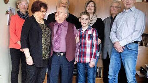 Auf dem Bild von links hinten: Marlis Thiele (Blumen- und Gartenfreunde), Monsignore Gerhard Hellgeth, Enkelin Nina und G&uuml;nter Meidel (VdK), vorne von links: Rosi Deinhardt, Rudi Deinhardt, Urenkel Jan und der Gatte der Enkelin Torsten Foto: Hartmut Klamm