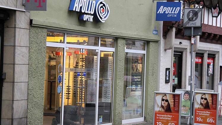 Die Apollo-Optik-Filiale in der Langgasse war in der Nacht auf Dienstag das Ziel von Einbrechern. Die Täter entkamen unerkannt. Fotos: Jochen Nützel