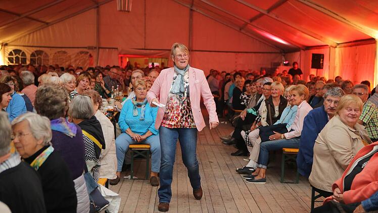 Moderatorin und FT-Reporterin Anette Schreiber im bis auf den letzten Platz besetzten Festzelt auf dem Gelände der Mediengruppe Oberfranken (MGO). Foto: RiegerPress