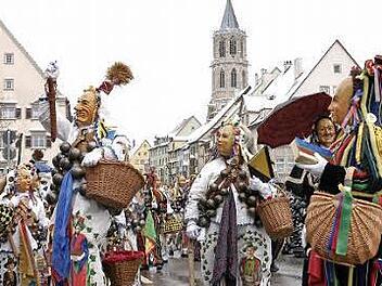 Rottweiler Narren beim Narrensprung. Foto: djd/Landkreis Rottweil/Bernd Müller