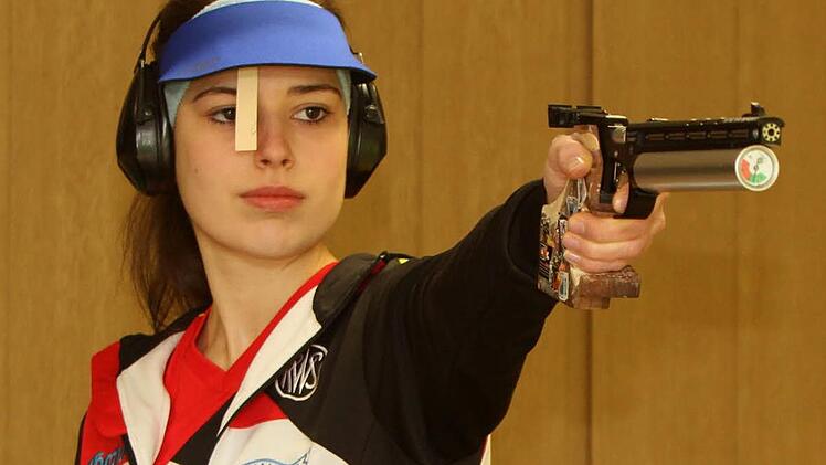 Ruhe, Nervenstärke und hohe Konzentrationsfähigkeit, das sind die Qualitäten, die Miriam Piechaczek aus Königsberg beim Luftpistolen-Schießen abverlangt werden.