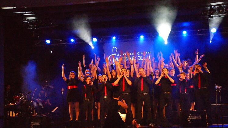 Viel Applaus bekamen "Cantarella" für ihr Konzert zum 10-jährigen Bestehen und ohne Zugaben durften sie die Bühne nicht verlassen.