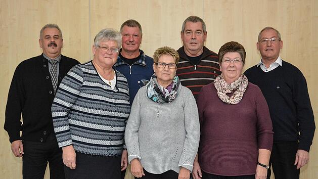 Egon Kessler (3. B&uuml;rgermeister, links) bei der Ehrung des VdK, von links Vorsitzende Monika Emmerth, Harald Metz, Marianne Wolf, G&uuml;nter Sell, Loretta Schade, Michael Schlereth (Diakon). Foto: Bj&ouml;rn Hein
