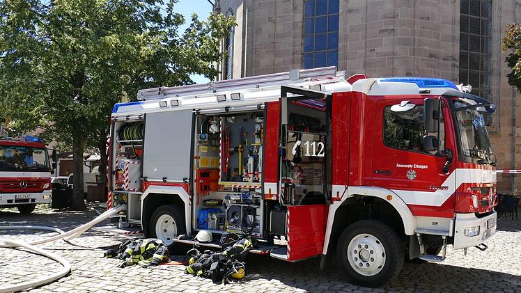 &uuml;r einen Einsatz der Feuerwehr sorgte am Sonntagnachmittag der Brand einer Dachterrasse eines Mehrfamilienhauses. Das Dachgeschoss ist durch die Flammen unbewohnbar. Foto: NEWS5/O&szlig;wald