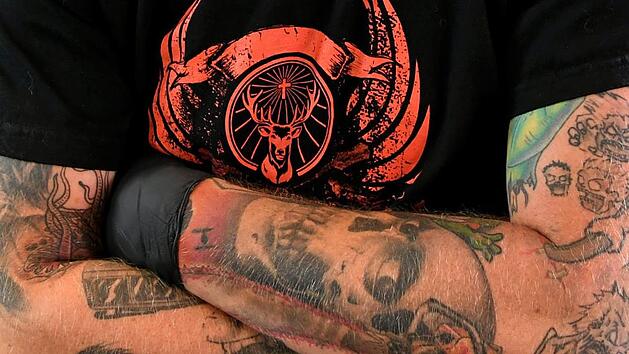 Selbst gestochene Tattoos ("Stick and Poke") können zu gefährlichen Entzündungen führen. Und niemand weiß, was die Farbe über Jahre hinweg unter der Haut anrichtet. Symbolfoto: Holger Hollemann/dpa