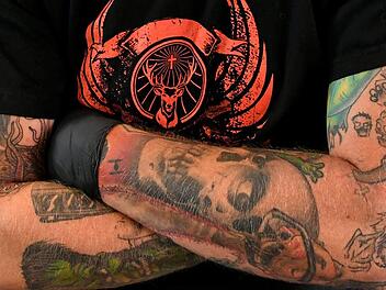 Selbst gestochene Tattoos ("Stick and Poke") können zu gefährlichen Entzündungen führen. Und niemand weiß, was die Farbe über Jahre hinweg unter der Haut anrichtet. Symbolfoto: Holger Hollemann/dpa