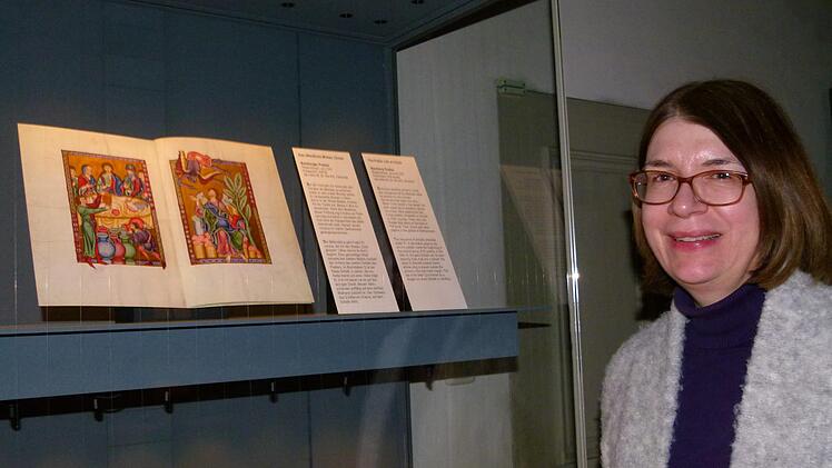 Bibliotheksdirektorin Bettina Wagner vor einer Vitrine mit Faksimileseiten Foto:  Marion Krüger-Hundrup