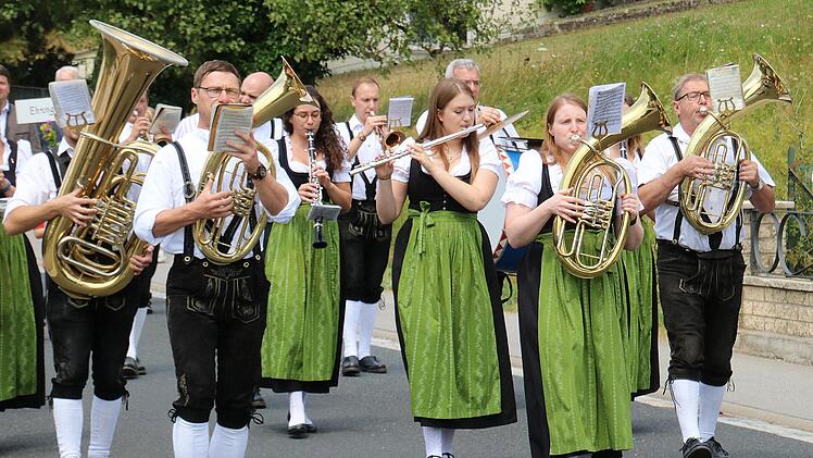 Mit Blasmusik zogen die Original fränkischen Dorfmusikanten Ballingshausen  im Umzug mit. Foto: Dieter Britz