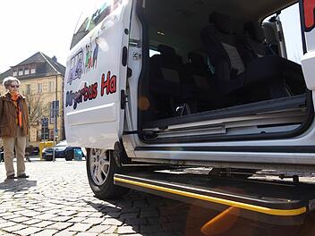 Zum Service des Bürgerbusses gehört die Einstiegshilfe für ältere Fahrgäste. Foto: Archiv/Arkadius Guzy