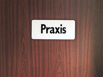 Geschlossene Arztpraxen auf dem Land sind schwer wiederzubesetzen. Symbolfoto Christopher Schulz