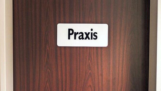 Geschlossene Arztpraxen auf dem Land sind schwer wiederzubesetzen. Symbolfoto Christopher Schulz