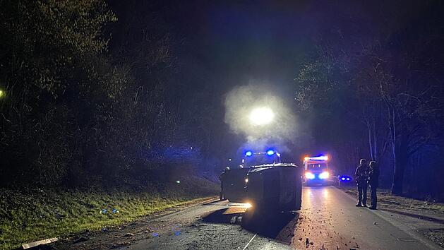 Bie einem Unfall auf der B22 nahe Bayreuth sind zwei junge Menschen verletzt worden. Foto: NEWS5 / Holzheimer