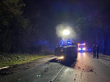 Bie einem Unfall auf der B22 nahe Bayreuth sind zwei junge Menschen verletzt worden. Foto: NEWS5 / Holzheimer