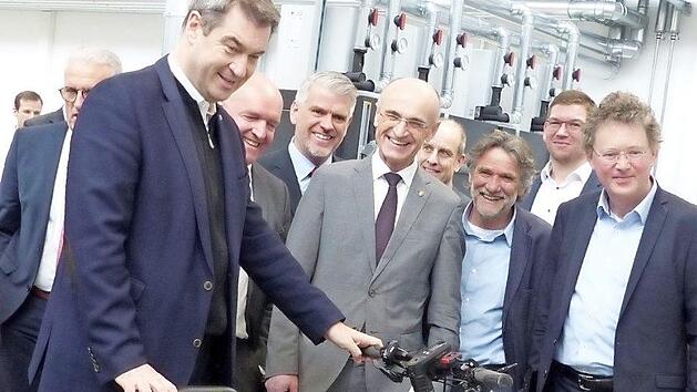 Landrat Schneider mit Landtagsabgeordnetem Vogel (beide in der Mitte) beim Besuch von Ministerpr&auml;sident S&ouml;der in Bad Neustadt im Technologietransferzentrum (TTZ) f&uuml;r Elektromobilit&auml;t  Foto: Annabell Sahlender