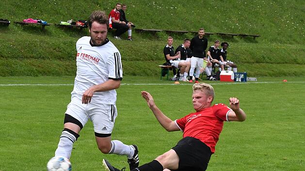 Mit einem 3:3-Unentschieden endete die umk&auml;mpfte Partie zwischen der SG Bad Bocklet/Aschach (links: Spielertrainer Jens Mammitzsch) und dem FC Elfershausen (rechts: Maik Thust). Foto: Hopf