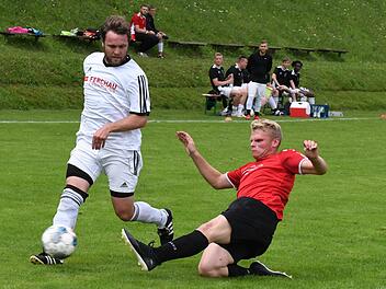 Mit einem 3:3-Unentschieden endete die umkämpfte Partie zwischen der SG Bad Bocklet/Aschach (links: Spielertrainer Jens Mammitzsch) und dem FC Elfershausen (rechts: Maik Thust). Foto: Hopf