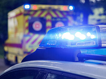 Unfall auf B22 bei Bamberg: Senior (81) gerät in Gegenverkehr - Kollision mit Lkw und Kleintransporter