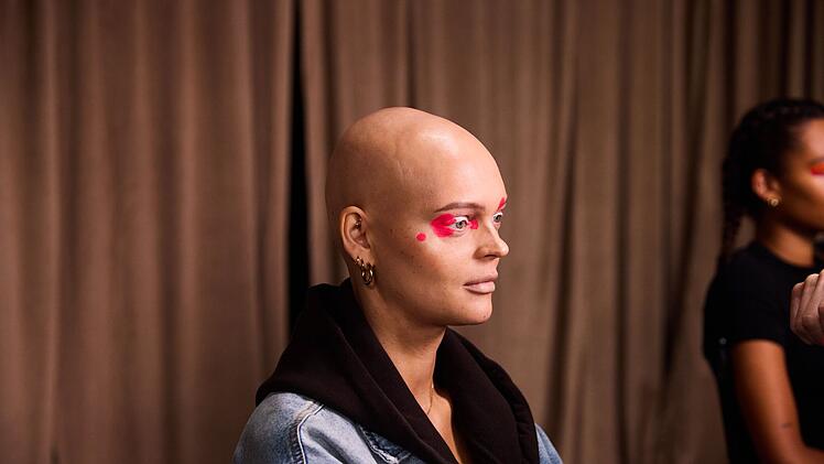 Anika wird von der Gastjurorin mit Lob &uuml;bersch&uuml;ttet.