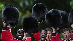 Neue Fahnen f&uuml;r das Regiment im Buckingham Palast