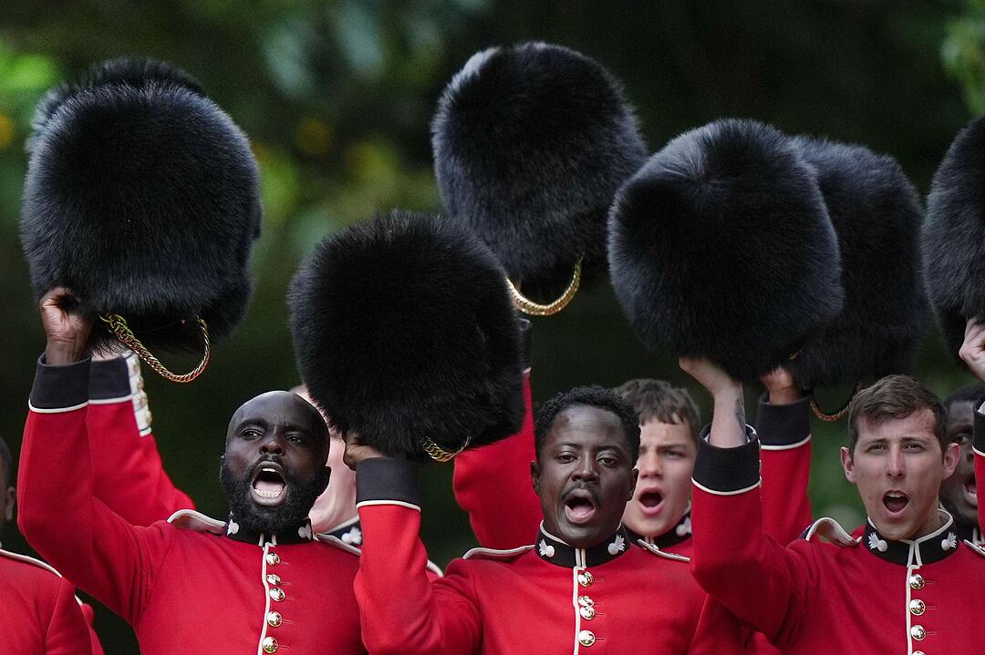 Neue Fahnen f&uuml;r das Regiment im Buckingham Palast