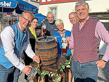 Offizieller Anstich im &bdquo;Museumswinkel&ldquo; zum Altstadtfest 2025. Sigrid Daum-Sauermann