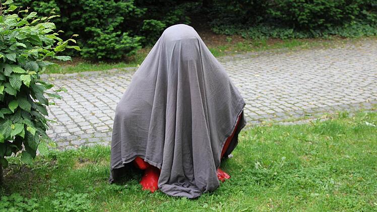 So wurde die sitzende Figur im Harmoniegarten abgestellt.