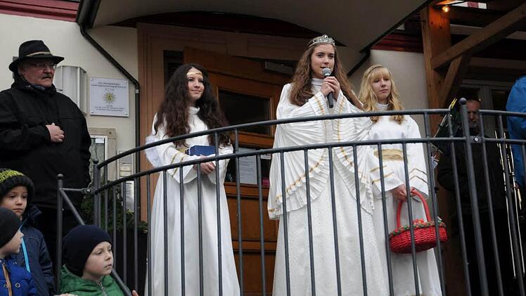 Sina Beyersdorfer eröffnete, begleitet von Luisa Käb (l.) und Antonia Kaspar (r.) den Weihnachtsmarkt