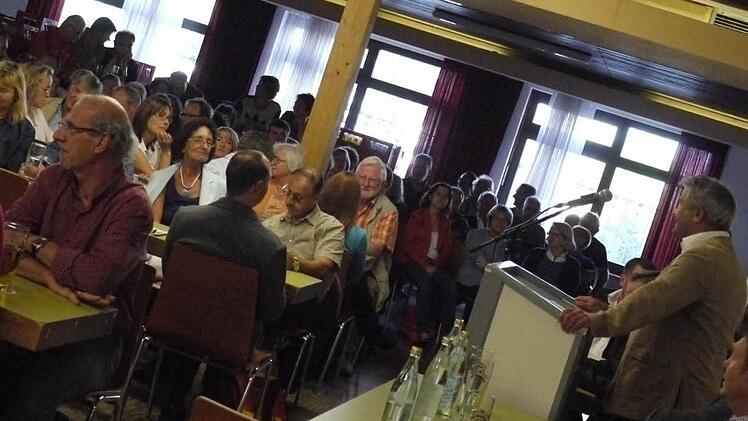 Dichtgedrängt saßen die Hemhofner bei der Infoveranstaltung über de Zukunft der früheren Tennishalle als Erstaufnahmeeinrichtung. Foto: Lp