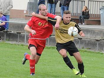 Viel Arm-Einsatz: Alexander Zülch (links/TSV Oberthulba) und Maximilian Rausch (VfR Sulzthal). Foto: Hopf