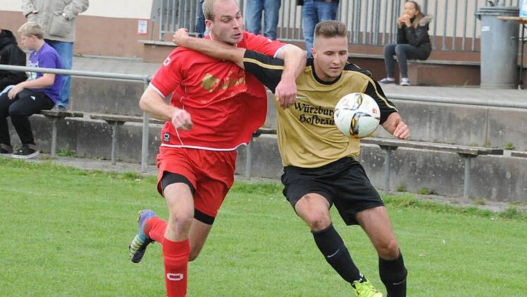 Viel Arm-Einsatz: Alexander Zülch (links/TSV Oberthulba) und Maximilian Rausch (VfR Sulzthal). Foto: Hopf