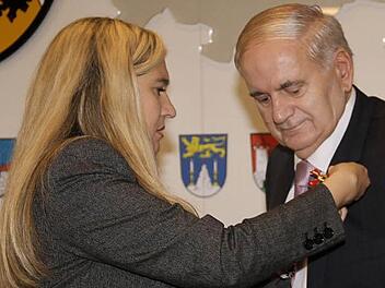 Bayerns Gesundheitsministerin Melanie Huml überreichte das Bundesverdienstkreuz 1. Klasse des Verdienstordens der Bundesrepublik Deutschland an den früheren Landtagsabgeordneten Otto Schuhmann.  Foto: Gerda Völk